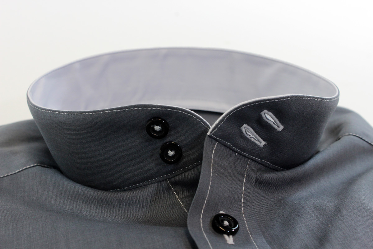 Geöffneter Stehkragen hoch